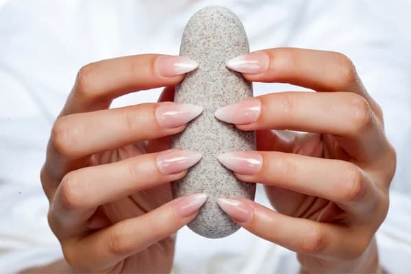 ၂၀၂၃ မှာ ခေတ်စားနေတဲ့ Stiletto လက်သည်းဒီဇိုင်းများ