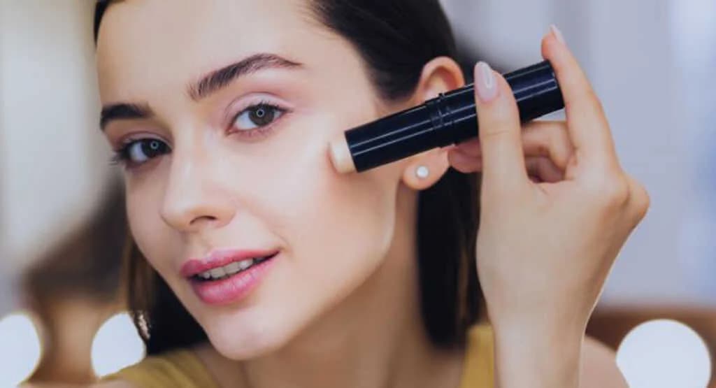 No-Makeup Look ပြင်ဖို့အတွက် အကောင်းဆုံးဖြစ်တဲ့ Foundation Stick များ