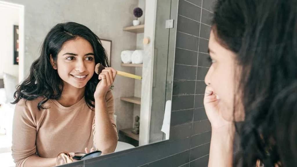 မိတ်ကပ်လိမ်းနေကျ မိန်းကလေးတွေအတွက် Makeup Hack (၅) မျိုး