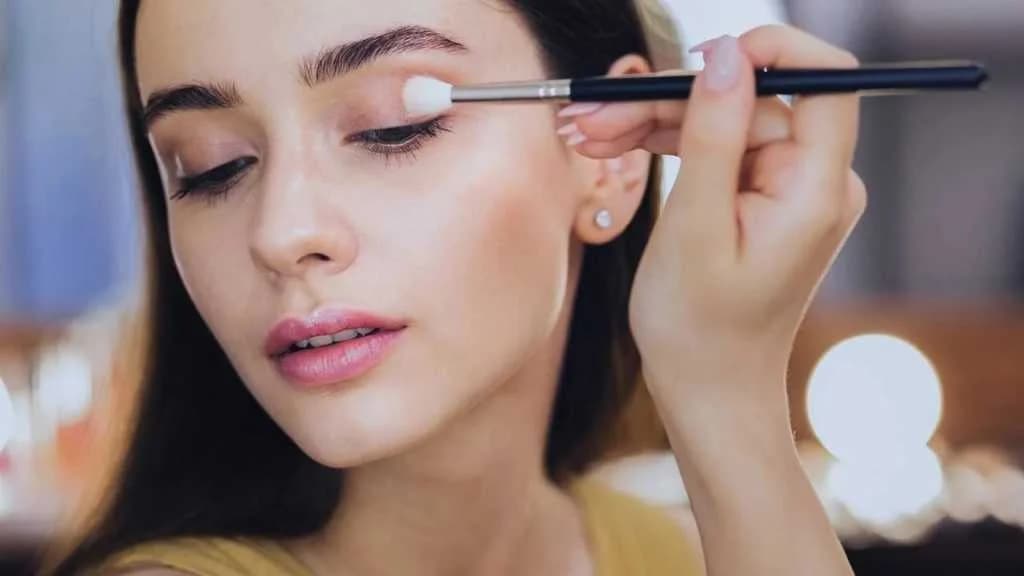 Eye Makeup အခုမှစပြင်မယ့်သူတွေအတွက် ရိုးရိုးလေးနဲ့ ဆွဲဆောင်မှုရှိစေမယ့် Makeup Look များ