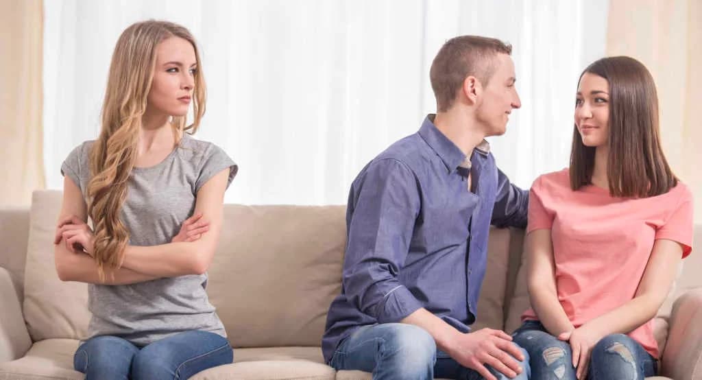 သင့်သူငယ်ချင်းက သင့်ရဲ့ Relationship နဲ့ပတ်သက်ပြီး မနာလိုဖြစ်နေတာသိသာတဲ့အချက်များ
