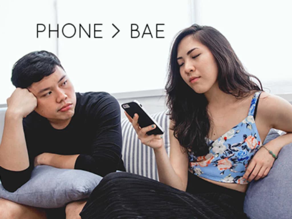 Social Media ပေါ်မှာ သင်လုပ်နေမိတတ်တဲ့ သင့်အချစ်ရေးကို အဆင်မပြေဖြစ်စေတဲ့ အမှား (၅) ခု