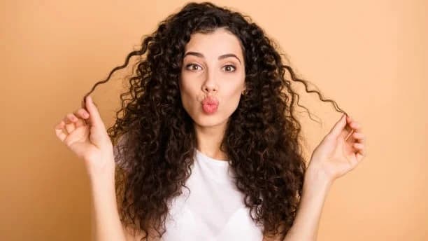 Curly Hair တွေအတွက် ထိရောက်တဲ့ ဆံပင်ပေါင်းတင်နည်း ၅ မျိုး