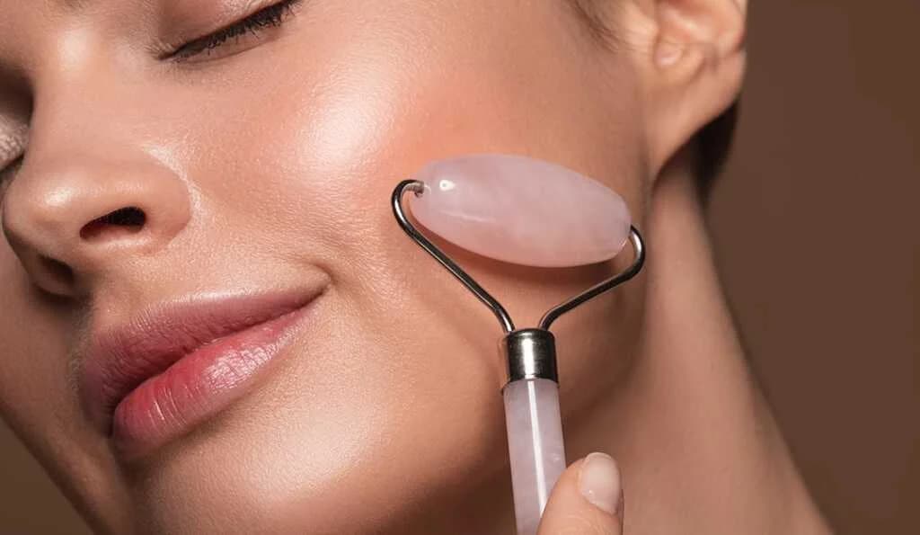 ကြည်လင်တင်းရင်းတဲ့ မျက်နှာအသားအရေအတွက် Skincare လုပ်ရာမှာ ဆောင်ထားသင့်တဲ့ပစ္စည်း (၄) မျိုး