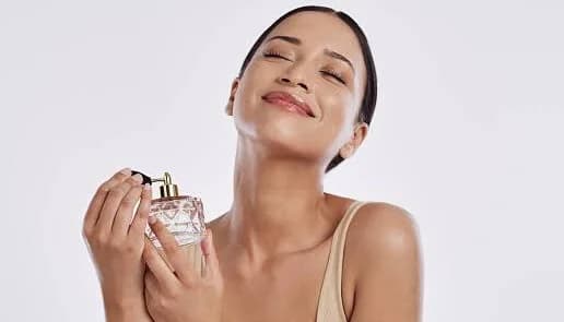 သင့်ကိုလွှမ်းမိုးနိုင်မယ့်အနံ့တွေဖြစ်ပြီး တစ်နေကုန် Long Lasting လည်းဖြစ်တဲ့ ရေမွှေးများ