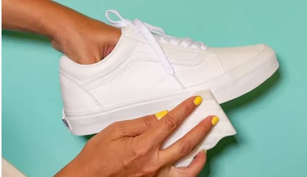 အဖြူရောင် Canvas Shoes တွေကို အိမ်မှာအလွယ်တကူ သန့်စင်နိုင်မယ့်နည်းလမ်း ၃ မျိုး