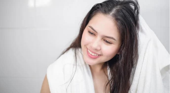 Stylists တွေရဲ့အဆိုအရ ဆံပင်ကိုမပျက်စီးအောင် အခြောက်ခံနိုင်တဲ့ နည်းလမ်း ၅ ခု