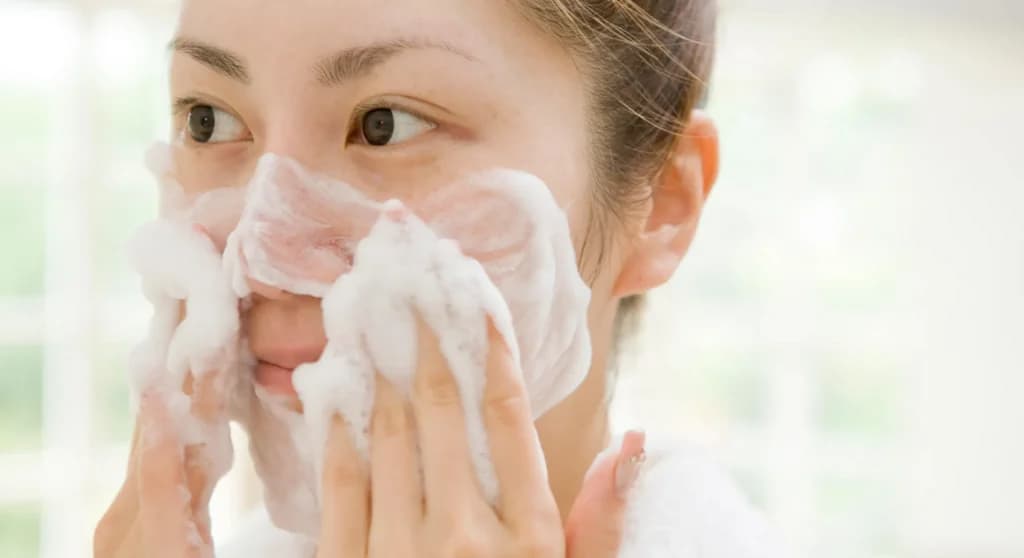 Dermatologists တွေအဆိုအရ Acne-Prone Skin တွေအတွက် အကောင်းဆုံးမျက်နှာသစ်ဆေးများ
