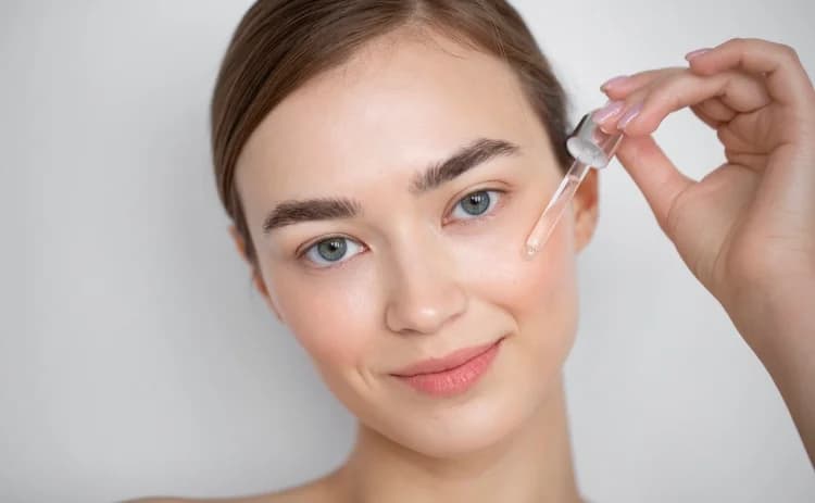 Dermatologists တွေရဲ့ထောက်ခံချက်အရ Glow Skin အတွက် အကောင်းဆုံး Hyaluronic Acid Serum များ