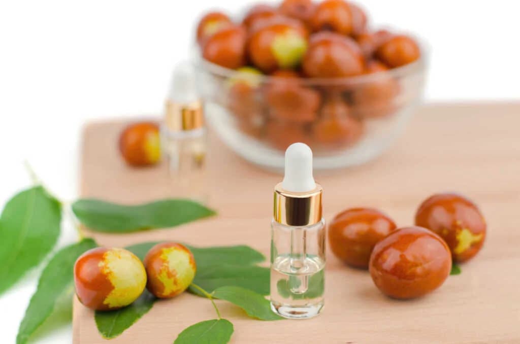 ဆံပင်ကို သန်မာစေပြီး ကြီးထွားစေဖို့ Jojoba Oil ကို ဘယ်လိုသုံးမလဲ ?