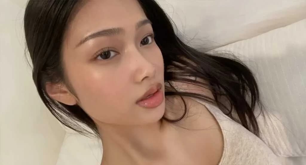 ပြင်ဆင်ရတာလွယ်ကူပြီး လှလည်းလှတဲ့ Glowy Natural Makeup Look ပြင်နည်း