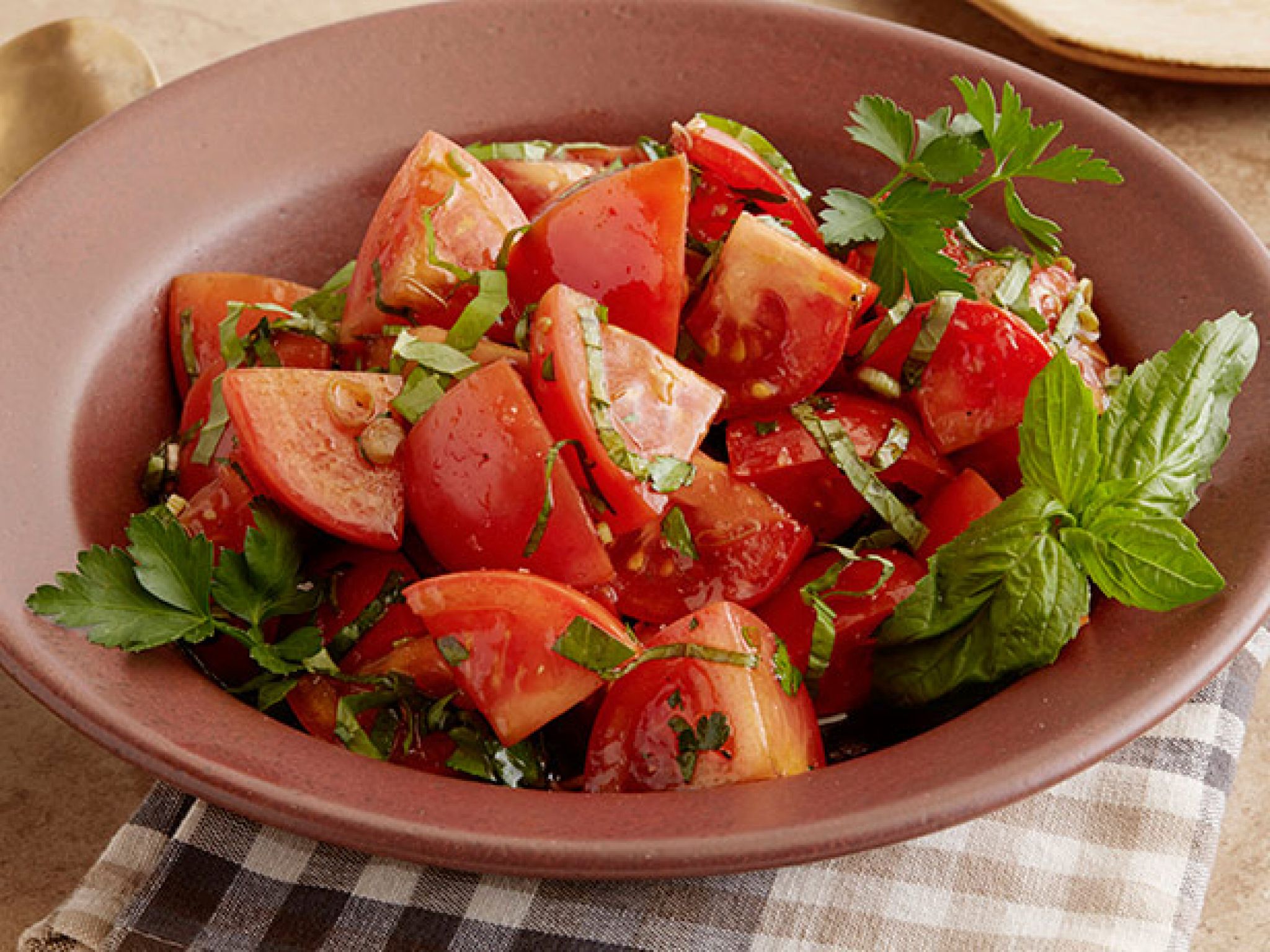 Рецепты со свежих помидор. Салат из томатов. Салат с помидорами. Салат из свежих помидоров. Помидорный салат.
