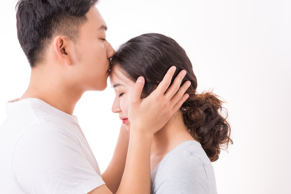 Фото мужчина целует женщину в лоб