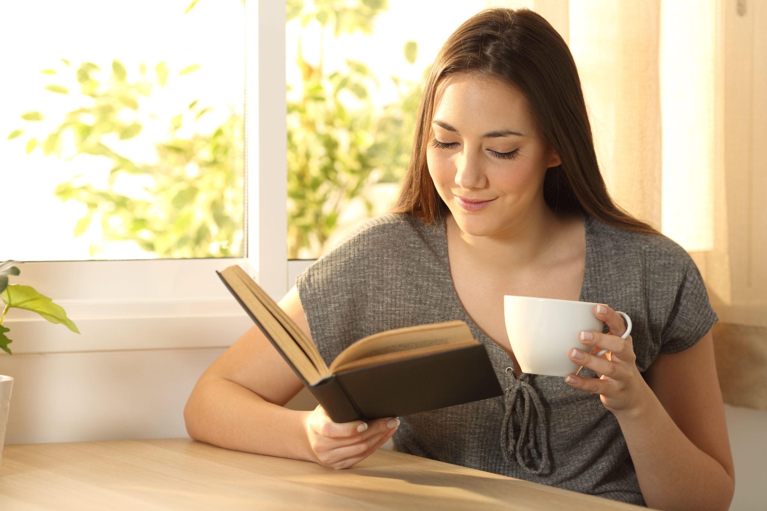 Лишняя женщина читать. Женщина читает. Расслабленная женщина с книгами. Женщина читает вслух. Расслабленный человек читает.