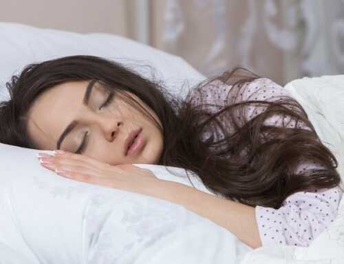 အိပ်တဲ့အခါမှာ ဆံပင်ဖားလျားချပြီးအိပ်ခြင်းကြောင့် ဖြစ်လာနိုင်တဲ့ ဆံပင်ပြဿနာများ