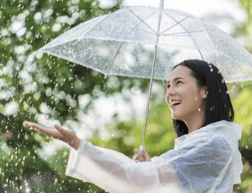 အလှကြိုက်တဲ့သူတိုင်း မိုးရာသီမှာ အိတ်ထဲအမြဲဆောင်ထားသင့်တဲ့ပစ္စည်း ၇ မျိုး